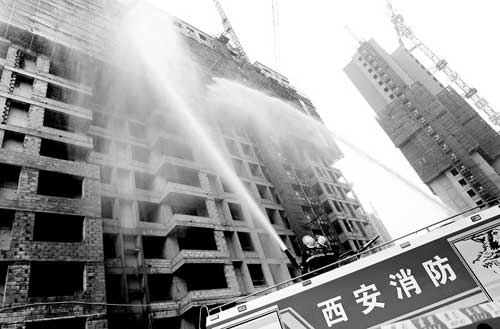 消防官兵用高壓水槍對十樓的“著火點(diǎn)”進(jìn)行滅火